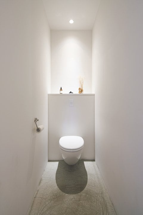 付属品が少ない壁づけトイレでシンプルに