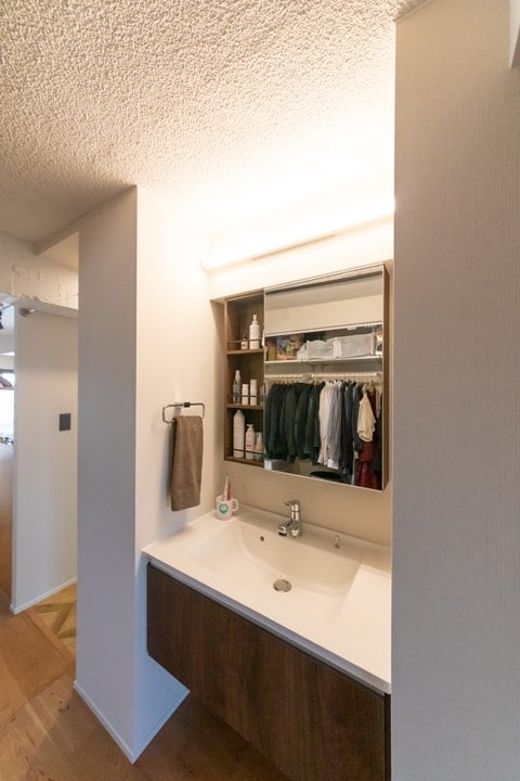 廊下に配置した洗面台