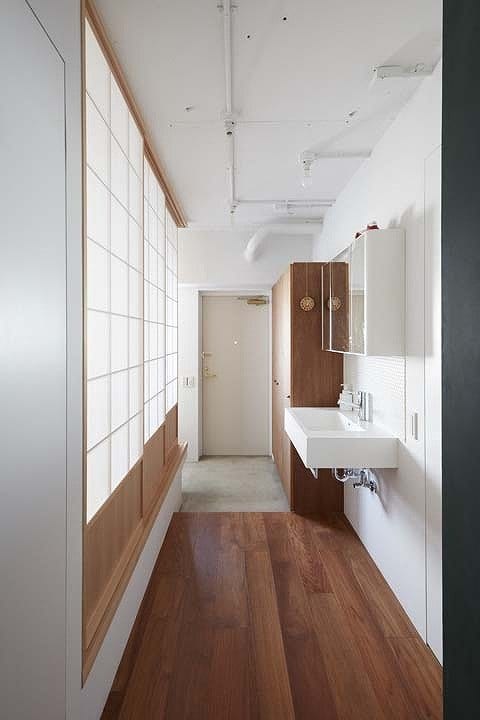 障子越しに光が届く廊下