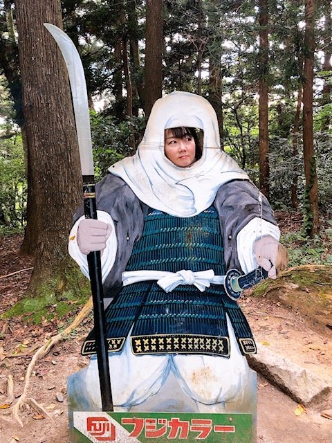 顔出し看板に女性