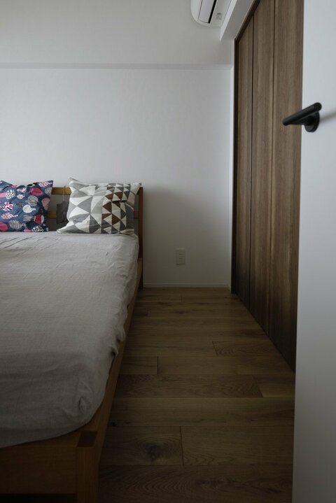 オーク無垢材床を取り入れた寝室