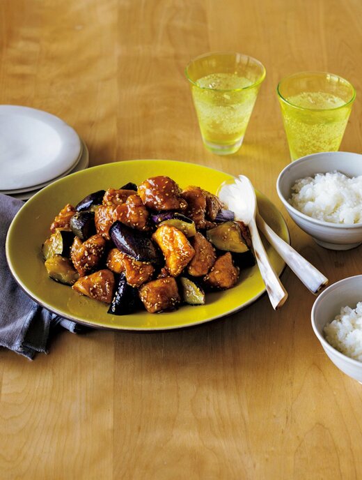 ナスと鶏胸肉のオイスターゴマ甘酢が黄色い皿に盛られた様子