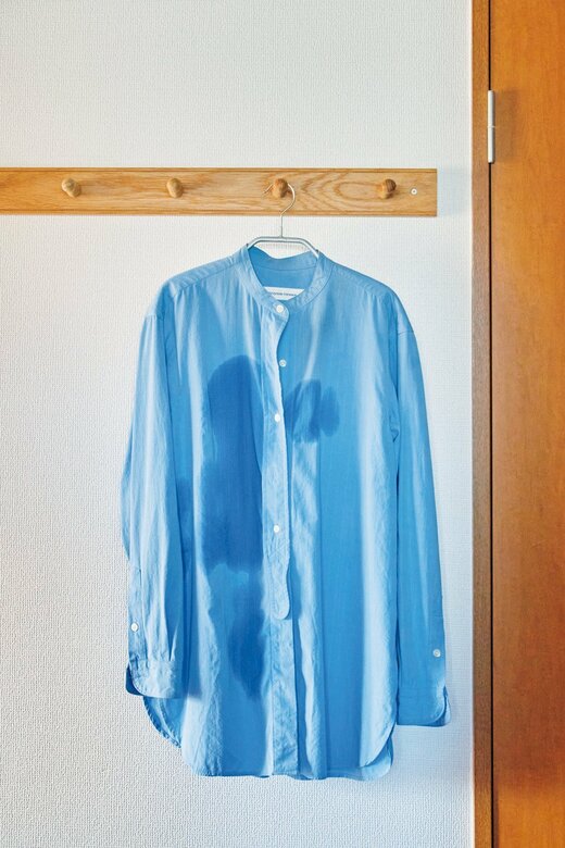 つるして乾かされている服