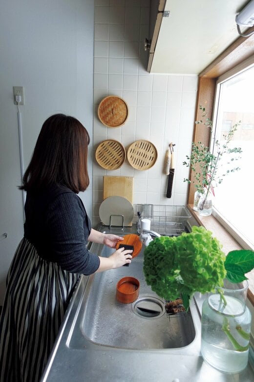 弁当箱を洗う女性