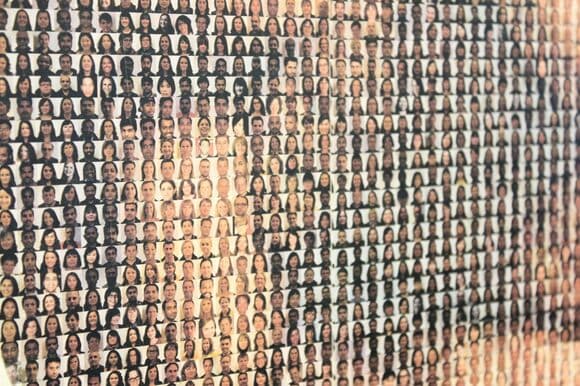 イケアの従業員の顔写真をコラージュしてつくられている