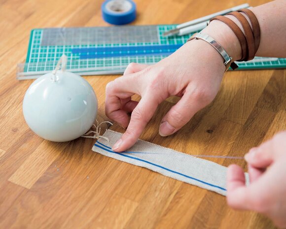 短冊の片端に少し隙間をあけてはる