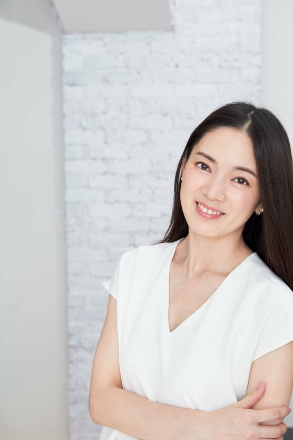 Vネックシャツ女性