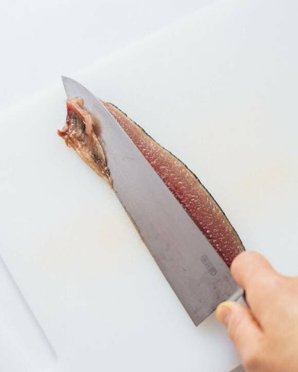 サンマの腹骨とる