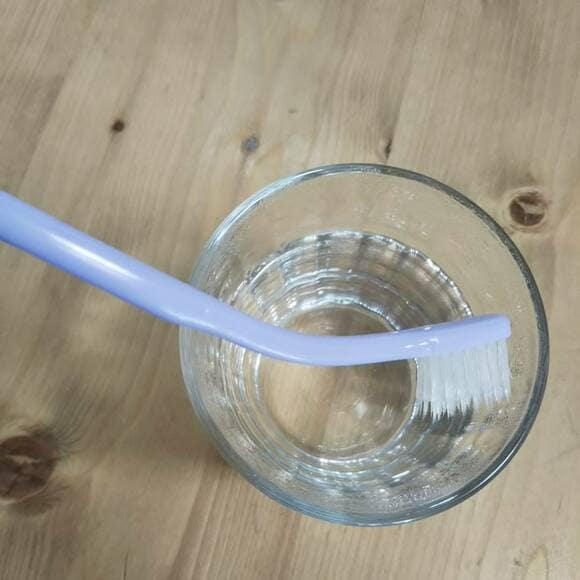 やわらかくなったら押しつけて曲げる