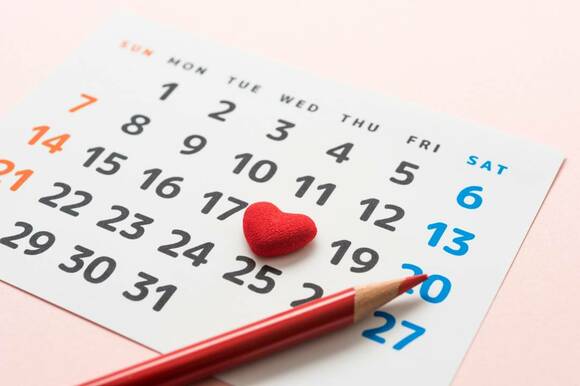 カレンダーに印をつけている画像