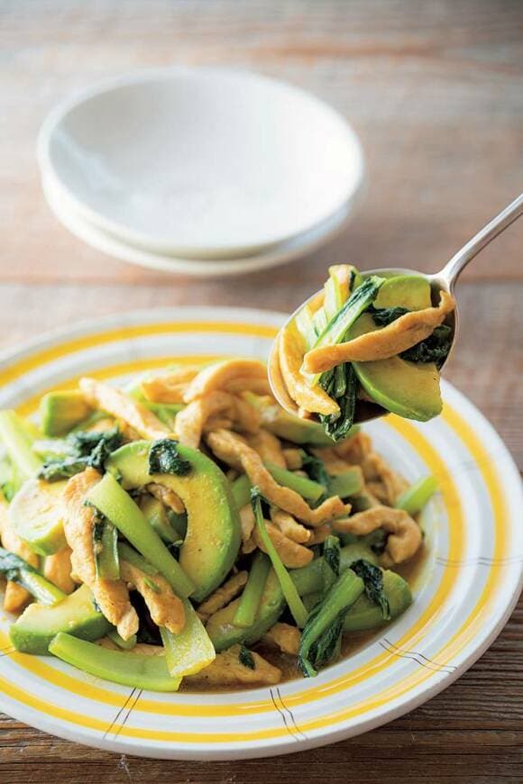 鶏と青菜、アボカドのカレーオイスター炒め