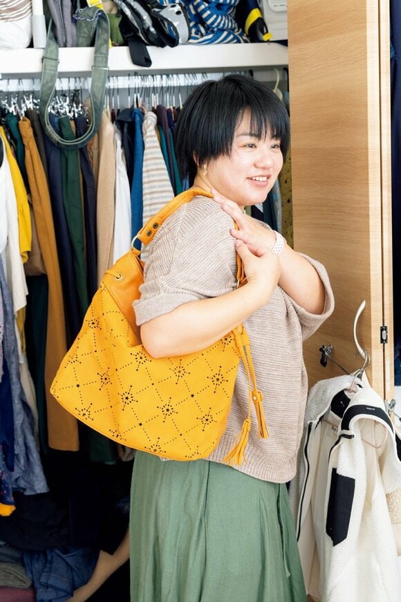 黄色のバッグをもつ女性