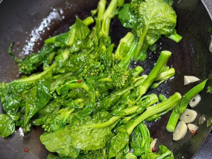 ニンニクと炒めた菜の花