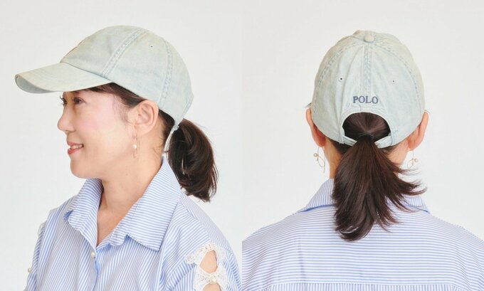 キャップ帽とひとつ結びの女性