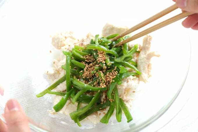 ボウルにピーマンササミなど