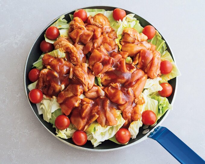 フライパンにトマトキャベツチキン