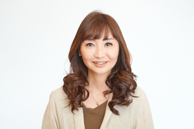 細かいカールの女性