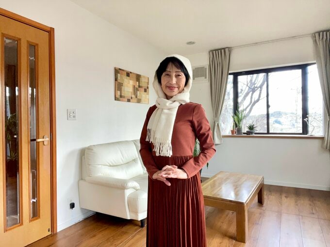 （4）首の後ろのマフラーをゆるめて広げ、フードのようにかぶる。