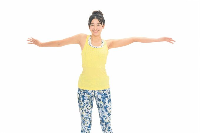 黄色女性両手を広げる