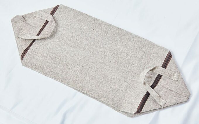 畳んだ布製収納ボックス