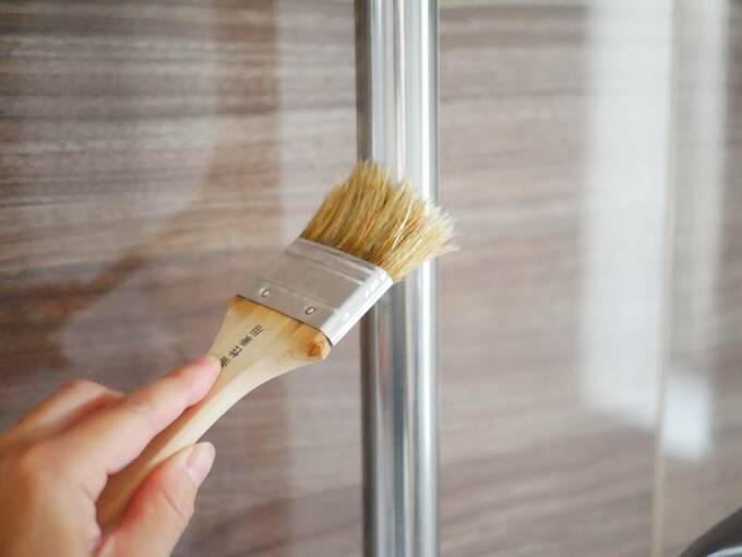 柱に刷毛で塗る