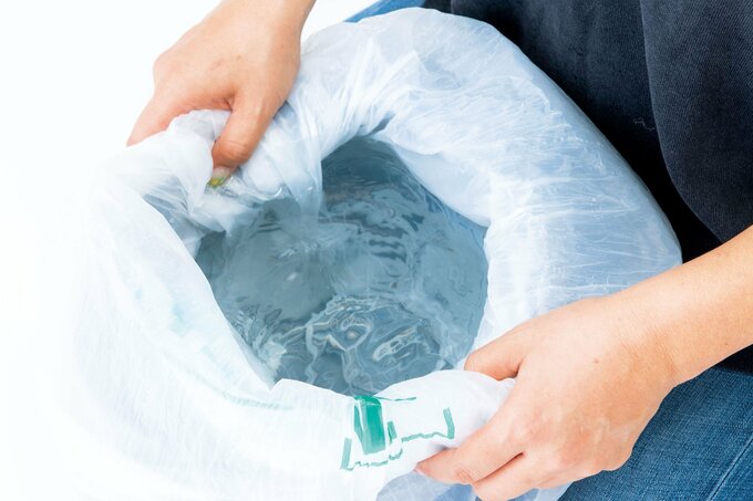 ゴミ袋を広げる