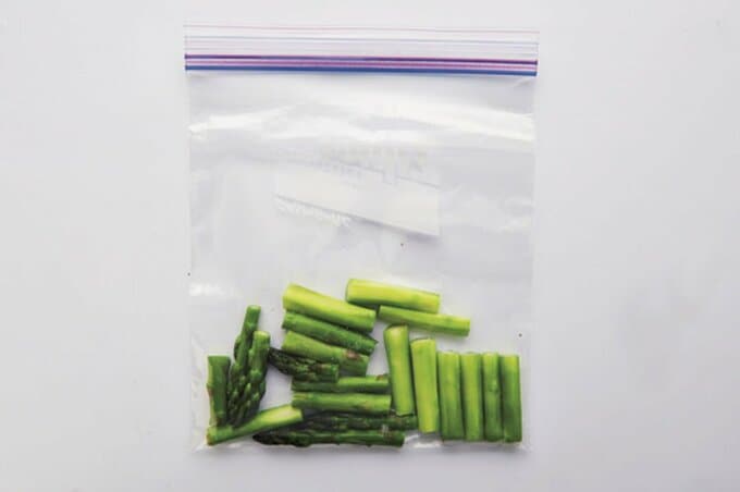 保存袋にグリーンアスパラ