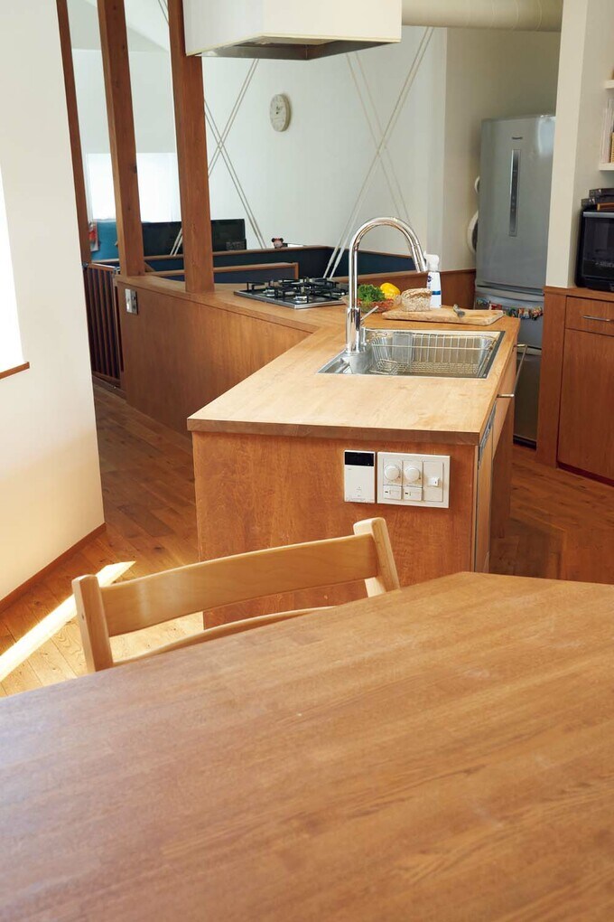 キッチンとダイニングテーブル