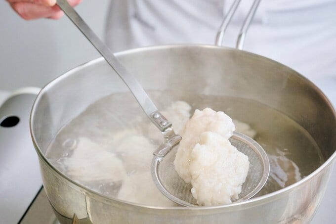 鍋のお湯で鶏肉をゆでる様子