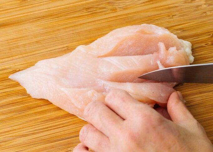 鶏肉の厚い部分に切れ目を入れる