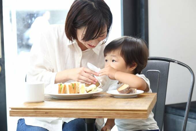 女性が子どもとランチ