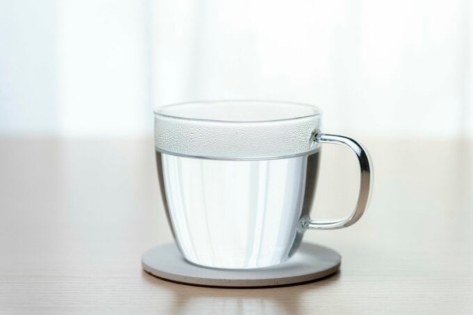 コップ一杯の水