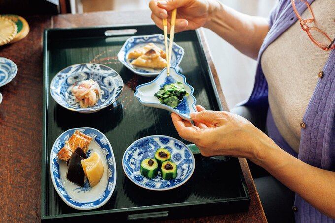 食事をする老婦人