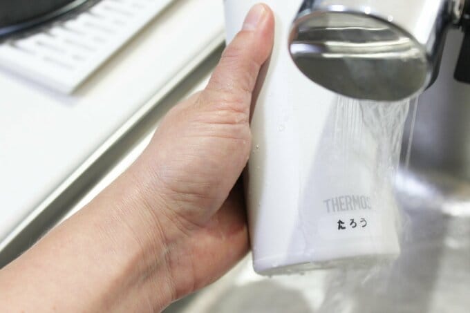 水筒を洗う