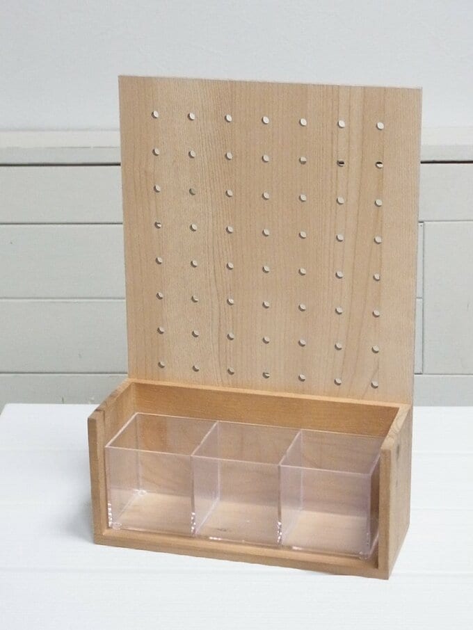 ウォールシェルフには仕切りトレーがちょうど収まります