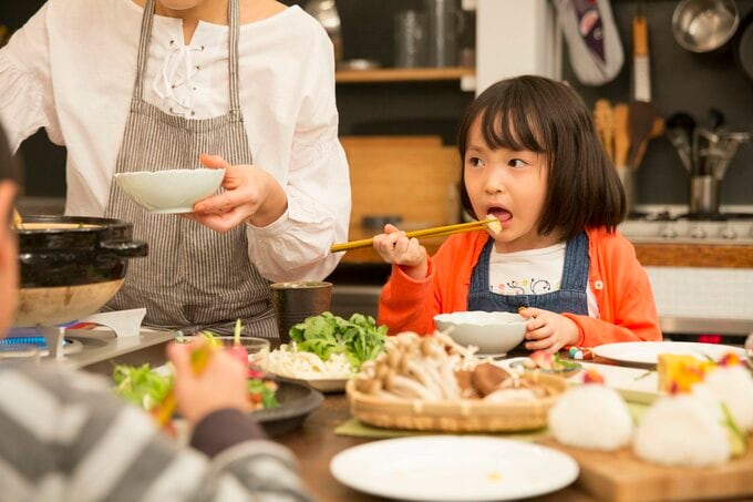 鍋を食べてる子ども