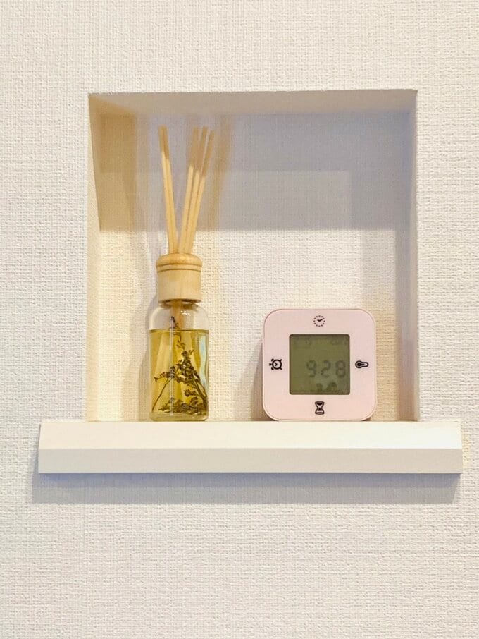 上段のニッチに収納された時計