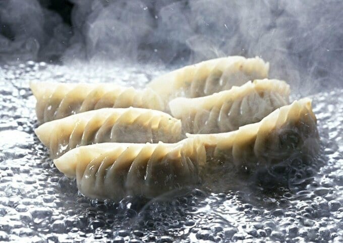 鉄製フライパンでつくるギョウザ（画像提供：パール金属株式会社）