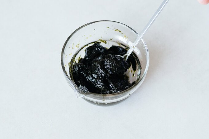 のりはちぎって小さめのボウルに入れ、水を加えてふやかしておく。