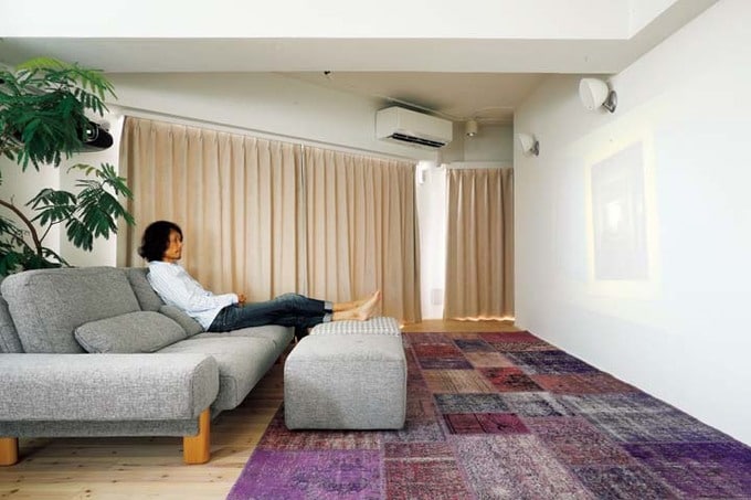 プロジェクターで映画を楽しめるリビング