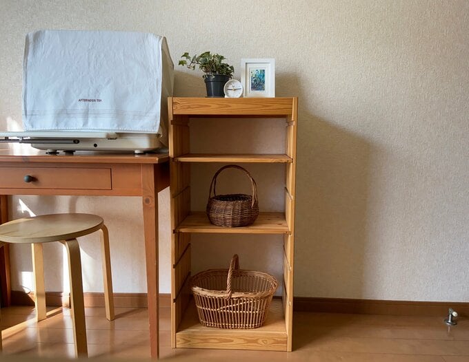 ラックに時計やフォトフレームが置いてある様子