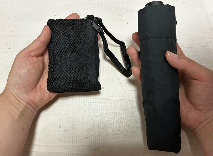 メッシュポーチと折り畳み傘