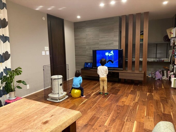 リビングでテレビを観ている子ども