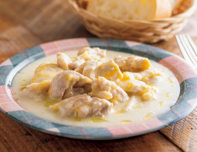お皿に盛りつけられた鶏モモ肉のガーリッククリーム煮