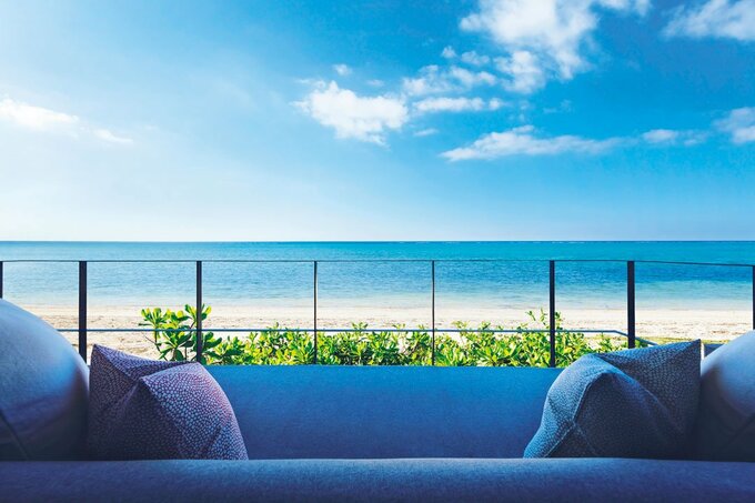 ソファ越しのビーチ