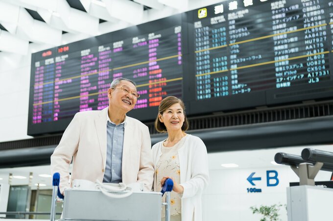 旅行する夫婦