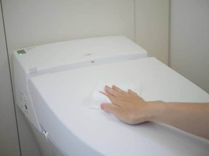 トイレフタを掃除
