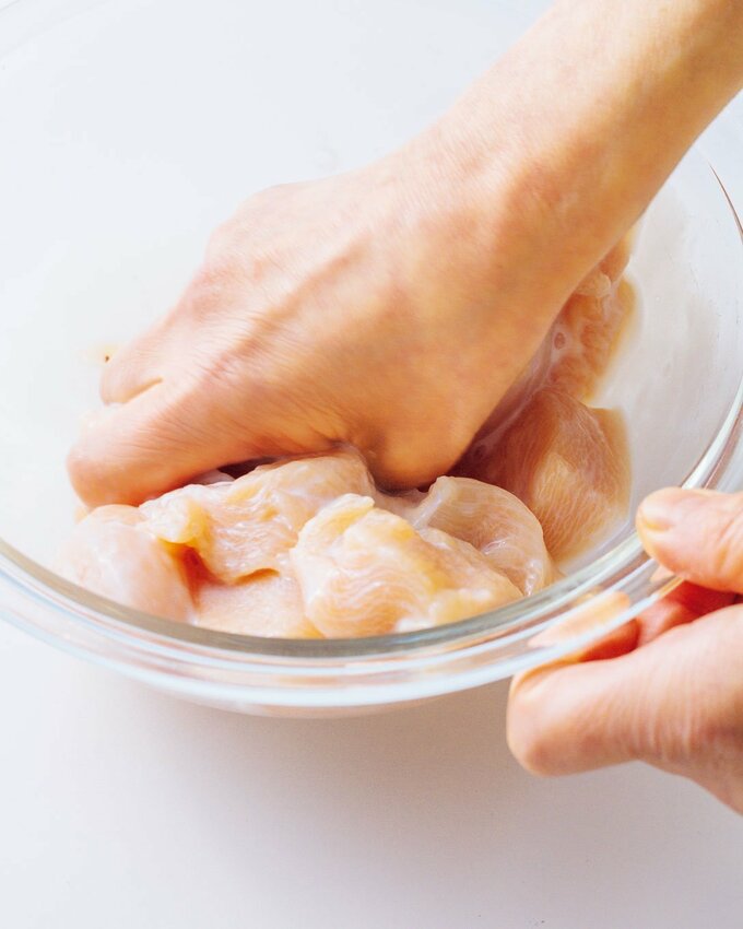ボウルに牛乳鶏胸