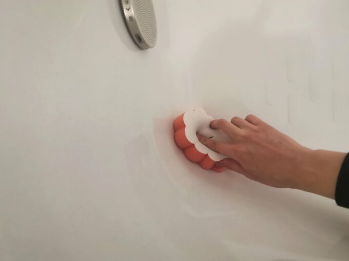 浴槽を掃除する様子