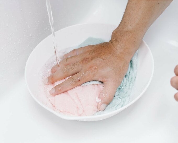 タオルに水を吸わせる